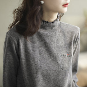 Áo T-shirt dài tay cổ lọ đính ren thêu túi hoa - NU9644