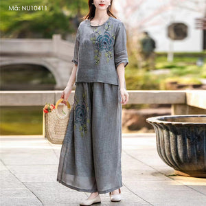 Bộ đồ linen gồm baggy ống rộng và áo T-shirt ngắn tay cổ tròn thêu đồng nhất - NU10409