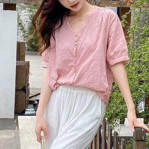 Áo sơ mi ngắn tay cổ V thêu hoa văn ô vuông đồng màu - NU8820
