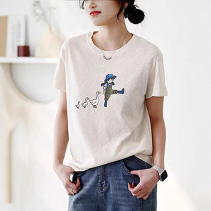 Áo T-shirt ngắn tay cổ tròn in cô gái và đàn vịt - A758