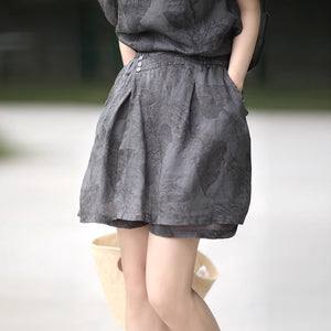 Bộ đồ linen gồm áo sơ mi sát nách cổ V và quần sooc in hoa văn retro hai lớp - NU8972