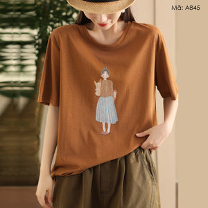 Áo T-shirt ngắn tay cổ tròn in cô gái và bánh mì - A036