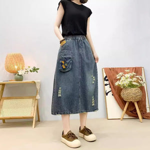 Chân váy denim lưng thun một túi hộp thêu hoa - NU10441