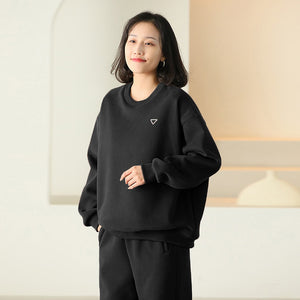 Bộ đồ nỉ nhung gồm áo T-shirt dài tay cổ tròn và quần baggy ống bo - NU9477