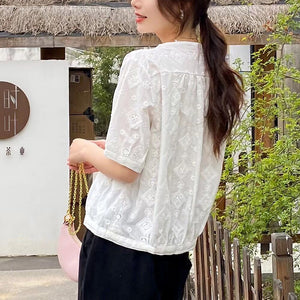Áo sơ mi ngắn tay cổ V thêu hoa văn ô vuông đồng màu - NU8820