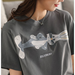 Áo T-shirt ngắn tay cổ tròn thêu chú thỏ nằm ngang - A743
