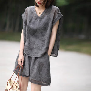 Bộ đồ linen gồm áo sơ mi sát nách cổ V và quần sooc in hoa văn retro hai lớp - NU8972