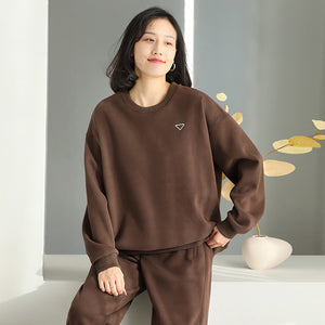 Bộ đồ nỉ nhung gồm áo T-shirt dài tay cổ tròn và quần baggy ống bo - NU9477