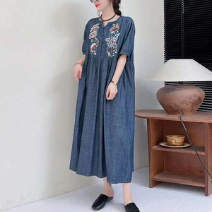 Đầm liền denim ngắn tay cổ tròn xẻ V thêu hoa văn retro - NU10187