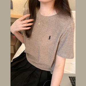 Áo T-shirt ngắn tay cổ tròn thêu chú ngựa - NU9877