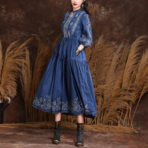 Đầm liền denim tay lửng cổ tròn thêu hoa lá retro eo thắt dây - NU9366