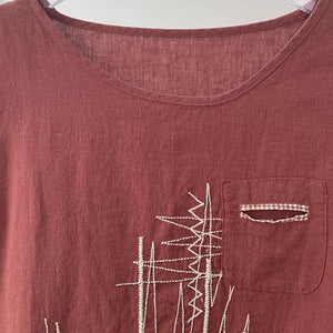 Bộ đồ linen gồm áo T-shirt ngắn tay hoa văn trừu tượng và quần baggy caro - NU8957