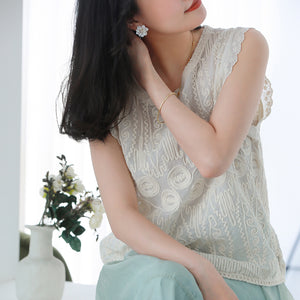 Áo T-shirt sát nách cổ tròn thêu hoa văn retro - A907