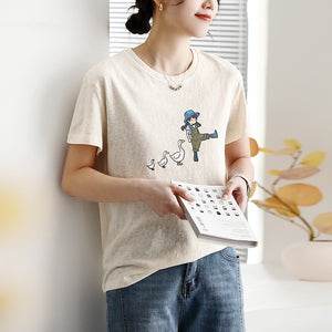 Áo T-shirt ngắn tay cổ tròn in cô gái và đàn vịt - A758