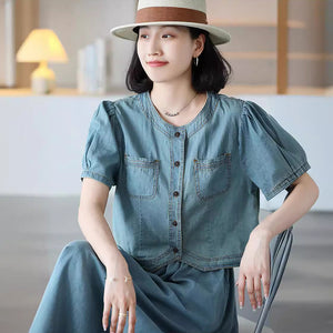 Bộ đồ denim gồm áo sơ mi ngắn tay cổ tròn hai túi vuông và chân váy - B002