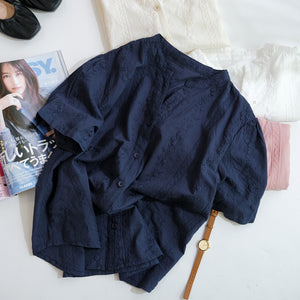 Áo sơ mi linen ngắn tay cổ V thêu đan hoa lá - A912