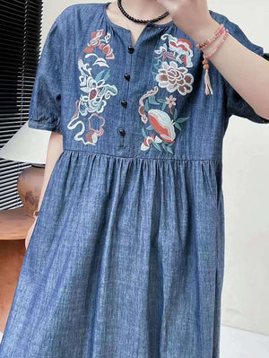 Đầm liền denim ngắn tay cổ tròn xẻ V thêu hoa văn retro - NU10187