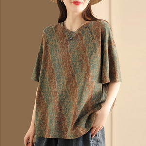 Áo T-shirt ngắn tay cổ tròn khuy cài in hoa lá sọc chéo - NU10003