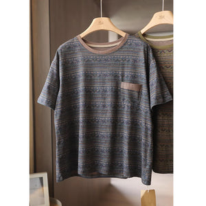 Áo T-shirt ngắn tay cổ tròn kẻ sọc hoa văn retro một túi nhỏ - NU8984