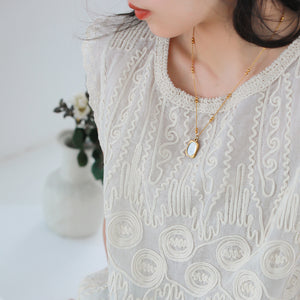 Áo T-shirt sát nách cổ tròn thêu hoa văn retro - A907