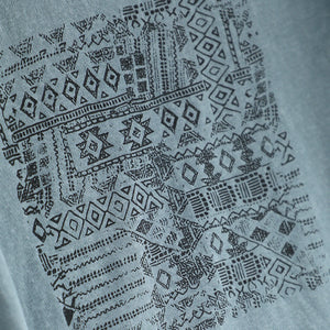 Áo T-shirt ngắn tay cổ tròn in trừu tượng ô vuông - A850