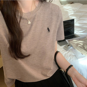 Áo T-shirt ngắn tay cổ tròn thêu chú ngựa - NU9877