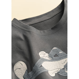 Áo T-shirt ngắn tay cổ tròn thêu chú thỏ nằm ngang - A743
