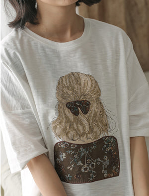 Áo T-shirt ngắn tay cổ tròn in cô gái quay lưng - NU10206
