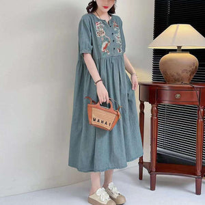 Đầm liền denim ngắn tay cổ tròn xẻ V thêu hoa văn retro - NU10187