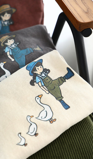 Áo T-shirt ngắn tay cổ tròn in cô gái và đàn vịt - A758