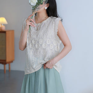 Áo T-shirt sát nách cổ tròn thêu hoa văn retro - A907