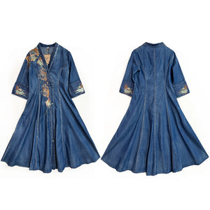 Đầm liền denim tay lửng cổ V thêu hoa văn trừu tượng - NU9364