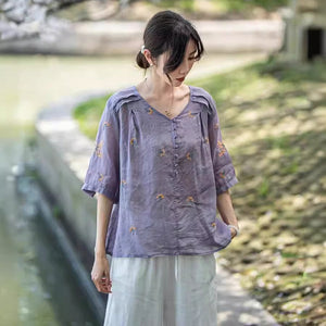 Áo sơ mi linen ngắn tay cổ V thêu hoa lá vai xếp ly - NU10140