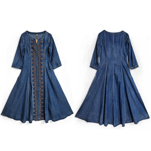 Đầm liền denim tay lửng cổ tròn khuy cài thêu hoa văn đối xứng - NU9368