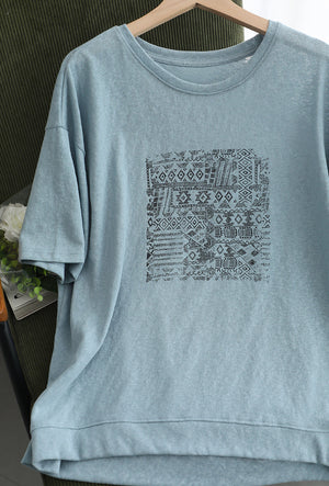 Áo T-shirt ngắn tay cổ tròn in trừu tượng ô vuông - A850