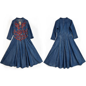 Đầm liền denim tay lửng cổ V khuy cài thêu hoa văn retro - NU9370