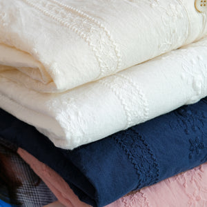 Áo sơ mi linen ngắn tay cổ V thêu đan hoa lá - A912