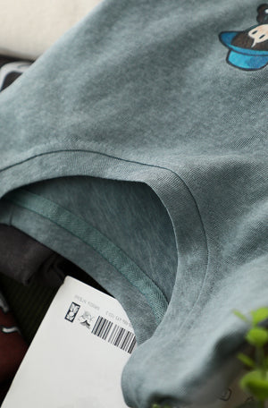 Áo T-shirt ngắn tay cổ tròn in cô gái và đàn vịt - A758