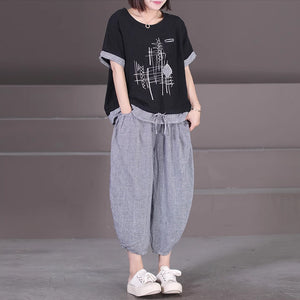Bộ đồ linen gồm áo T-shirt ngắn tay hoa văn trừu tượng và quần baggy caro - NU8957