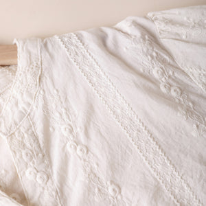 Áo sơ mi linen ngắn tay cổ V thêu đan hoa lá - A912