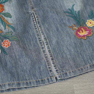 Chân váy denim lưng thun thêu hoa lá vạt xẻ trước - V106