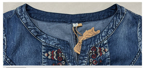 Đầm liền denim tay lửng cổ tròn khuy cài thêu hoa văn đối xứng - NU9368