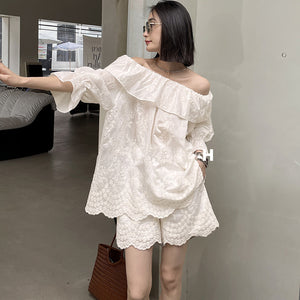 Bộ đồ gồm áo T-shirt cổ tròn trễ vai ngắn tay và quần sooc thêu hoa lá - OD1468