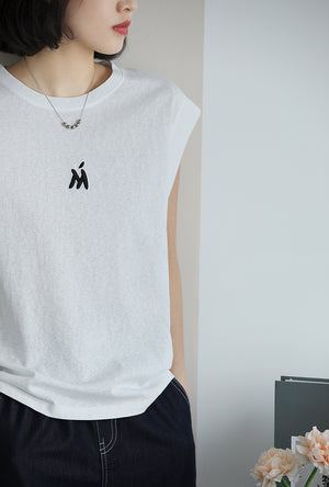 Áo T-shirt sát nách cổ tròn thêu chữ M - NU10317