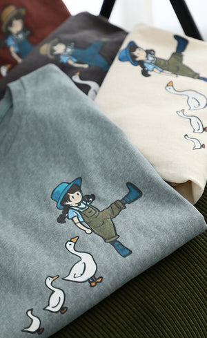 Áo T-shirt ngắn tay cổ tròn in cô gái và đàn vịt - A758