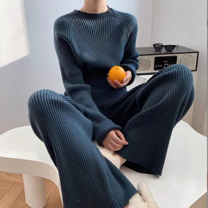 Bộ đồ gồm áo len dài tay cổ tròn và quần baggy - NU8470