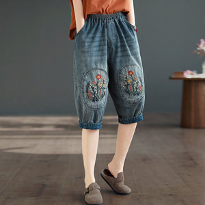 Quần baggy lửng denim lưng thun thêu hoa lá đối xứng - NU8884
