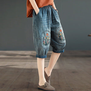 Quần baggy lửng denim lưng thun thêu hoa lá đối xứng - NU8884