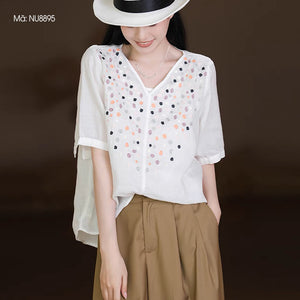 Áo sơ mi linen ngắn tay cổ V thêu những bông hoa - NU8895