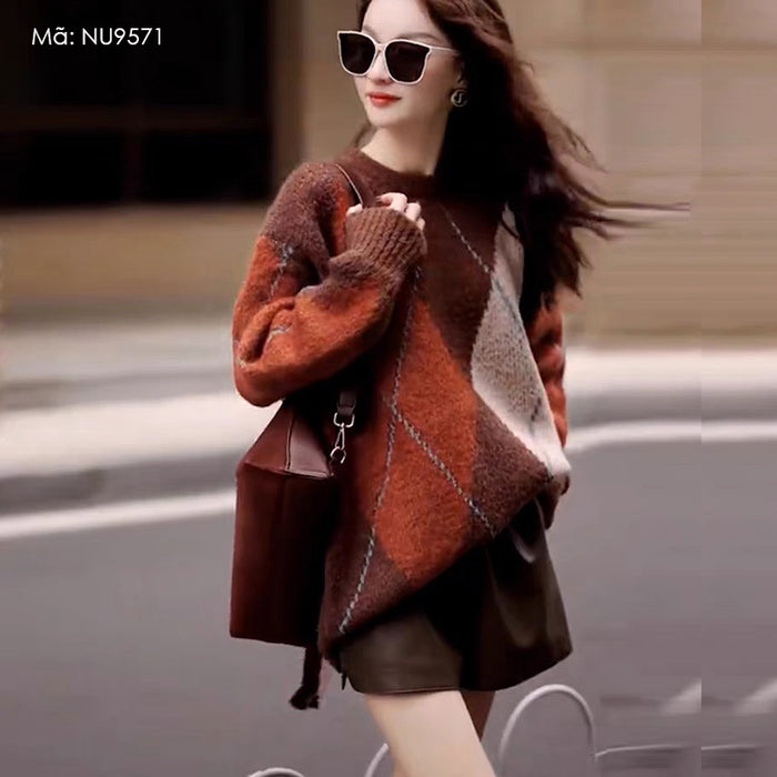 Áo len dài tay cổ tròn hoa văn hình thoi lệch màu - NU9571
